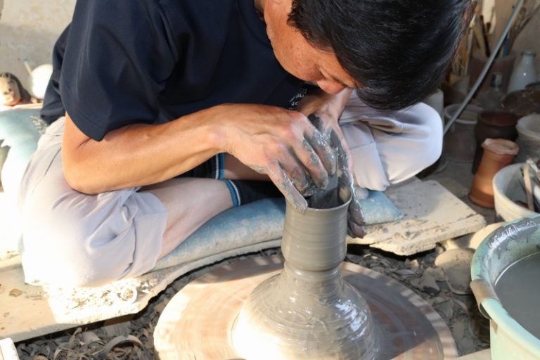 Shitoroyaki DE Ippuku (Shitoroyaki Hikojigama Tea Ceramics Making)