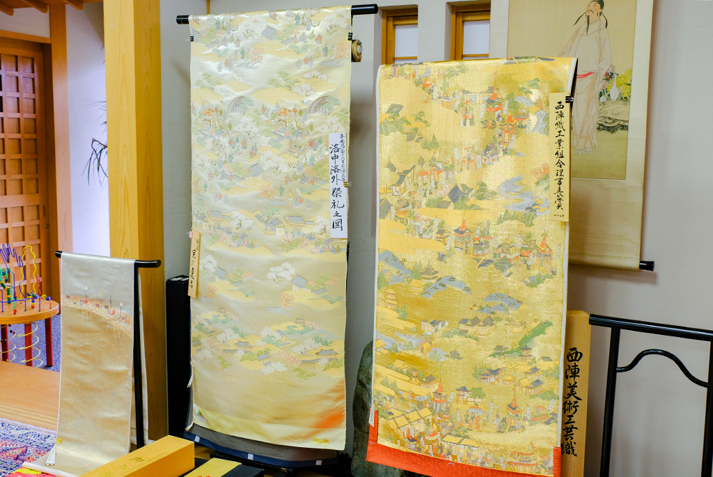 島田市内の老舗呉服店「鈴菱」に展示されている丸帯