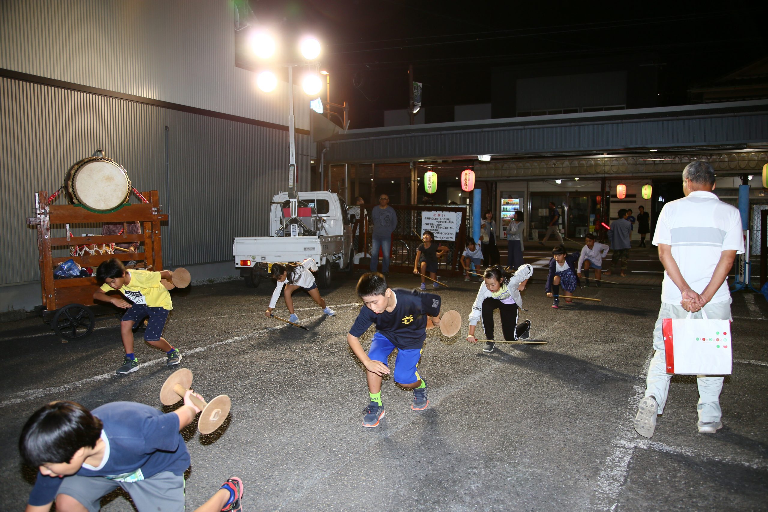 鹿島踊の練習風景。第六街出身の地元の方が子どもへ直接指導している