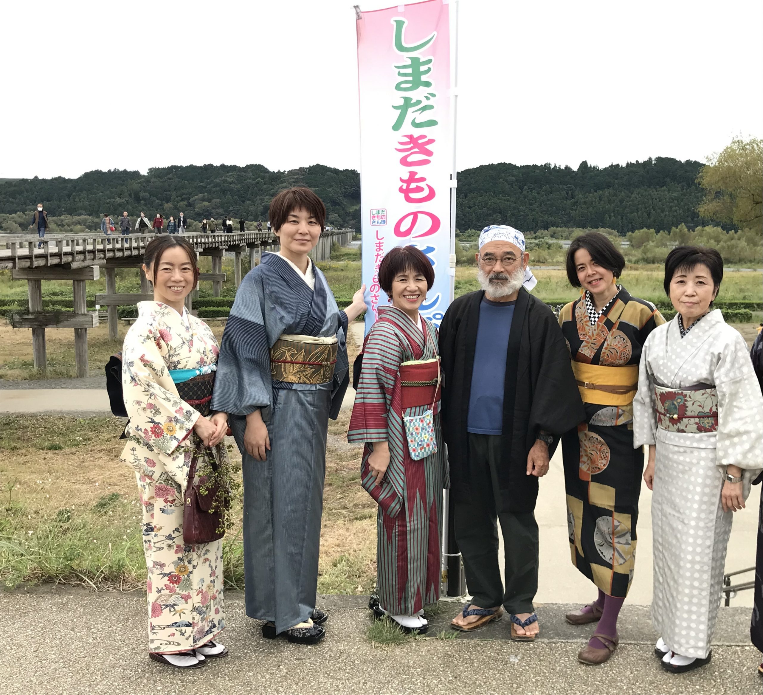 (左から3番目) 一般社団法人「しまだきものさんぽ」代表理事・小澤京子さん