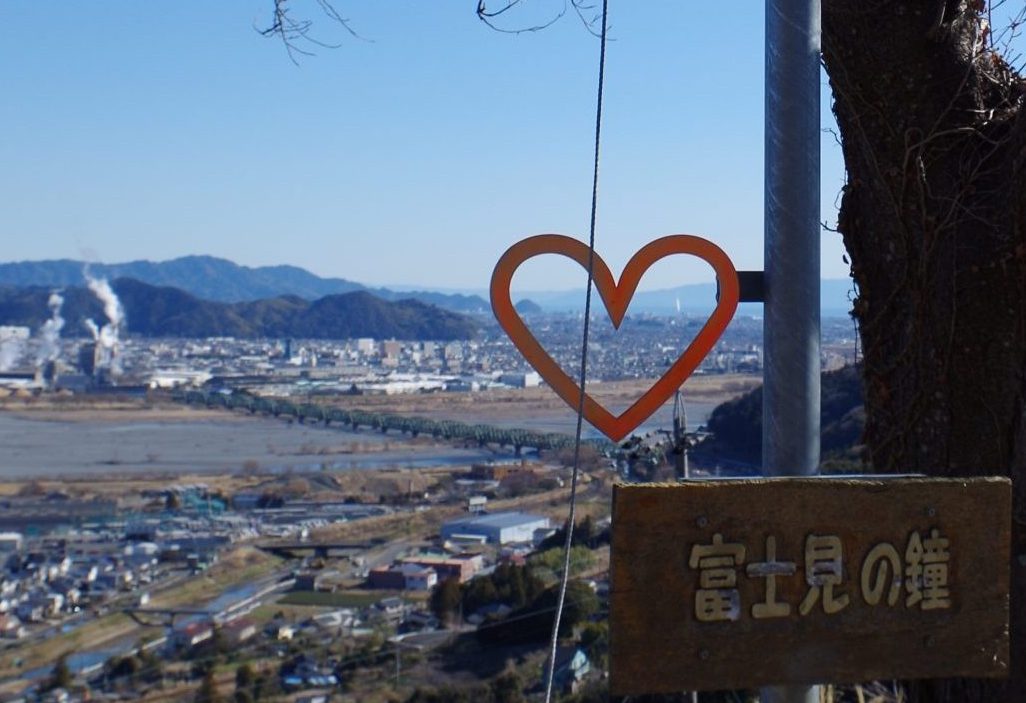 富士見の鐘 運が良ければハートの中に富士山を収めることが出来ます。