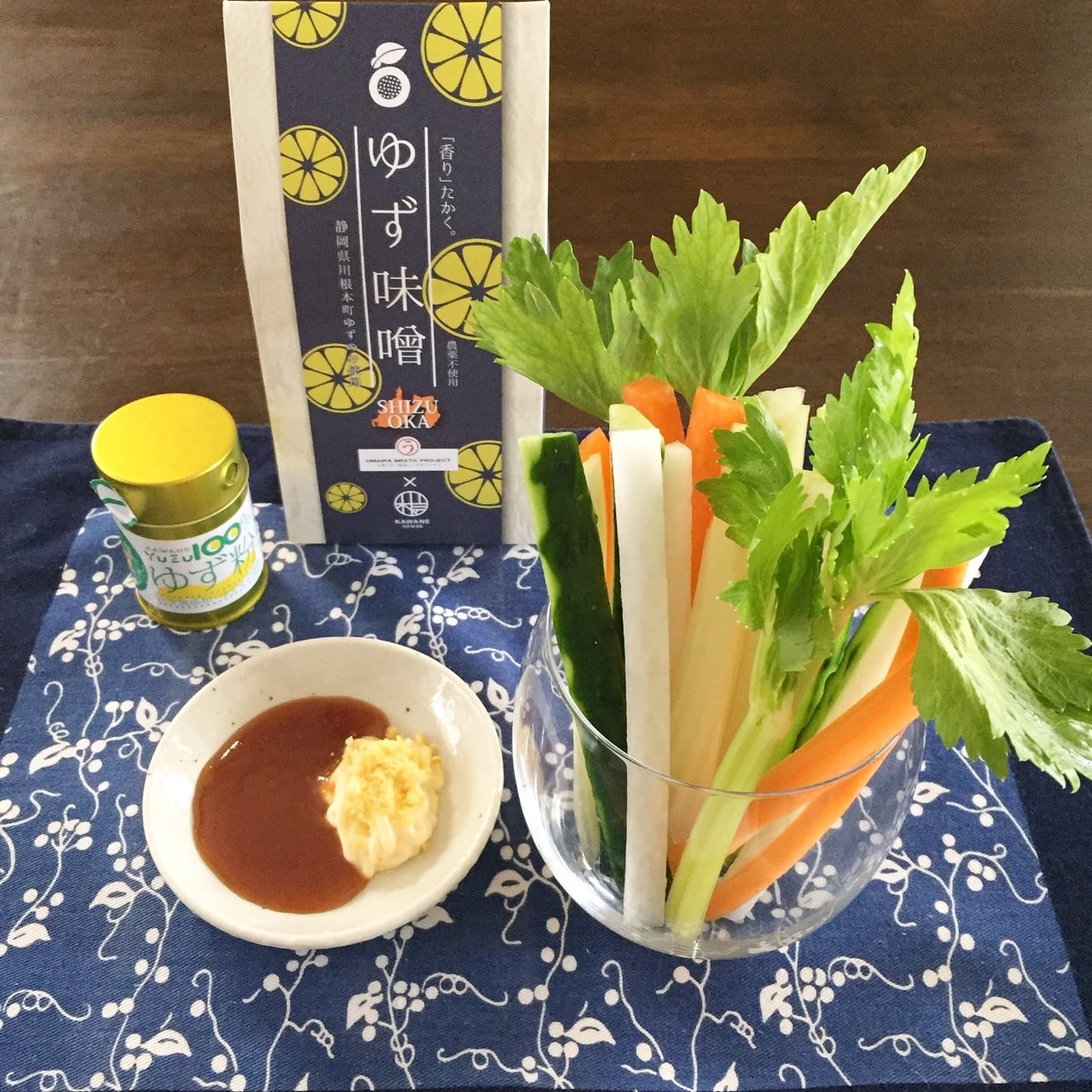 川根本町ゆず味噌&ゆず粉缶タイプ　野菜スティックにつけて