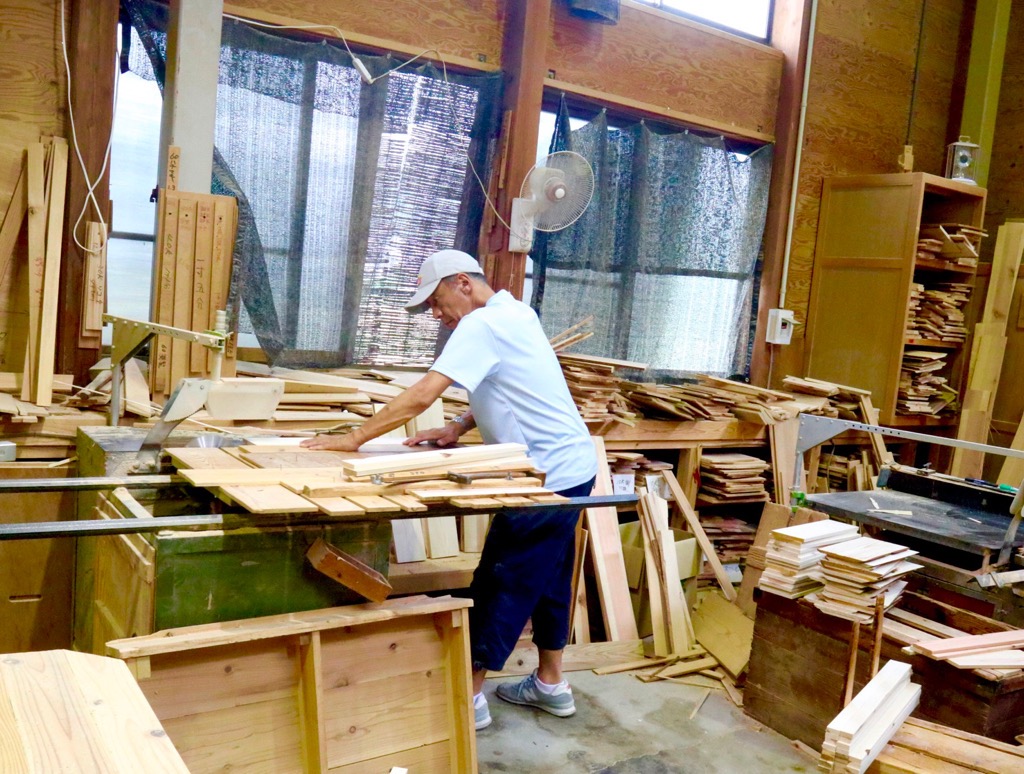 熟練の職人による手作業で茶箱は作られています