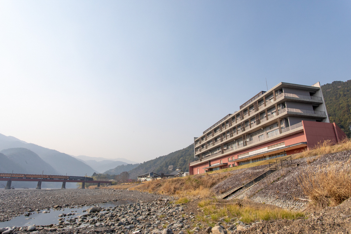 大井川とSLを望む川根温泉ホテル